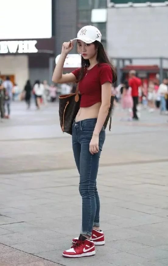 街头偶遇气质小女神，红色紧身T搭配蓝色牛仔裤秀出火辣身材，宅