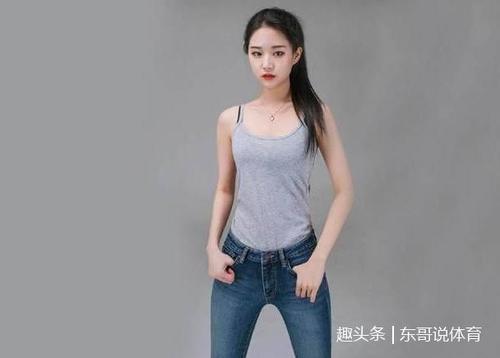 穿牛仔裤的美女，小姐姐穿出独特气质，让人看了过目不忘！