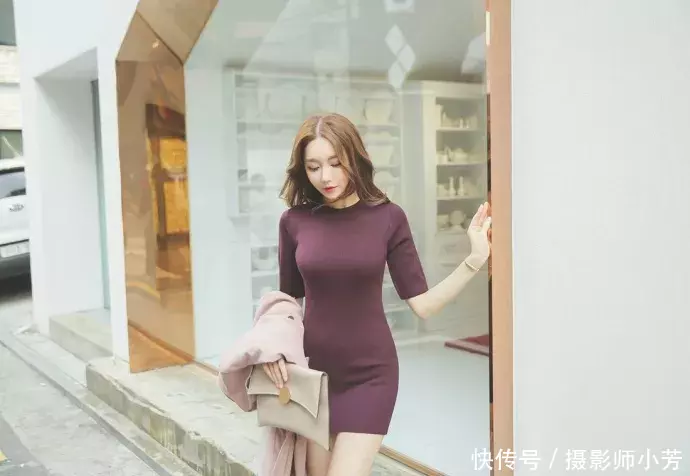 路人街拍，紫色紧身连衣裙，展示傲人好身材，时尚潮流有魅力！