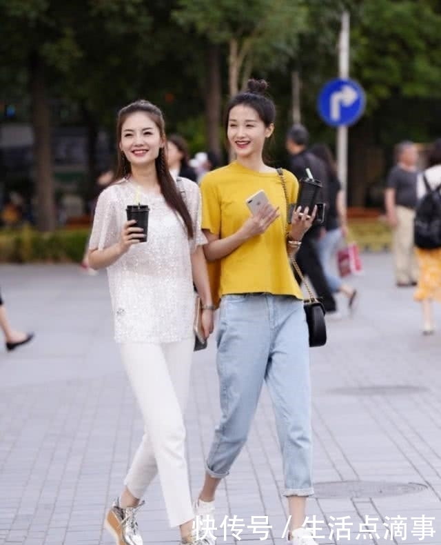 感觉:街拍:牛仔裤搭配使得整个人气场全开,看起来也很有街头风的感觉