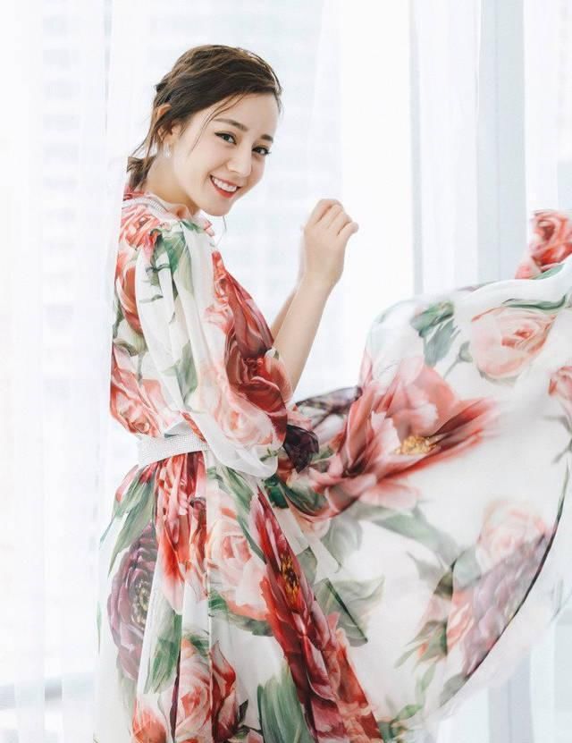  『大片印花』用印花连衣裙展现成熟魅力，打造大方优雅的女神范