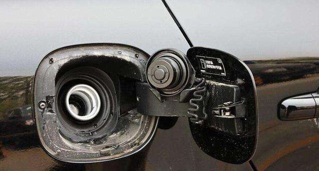 为啥很多人跑川藏线的时候不关油箱？知情人：故意这么做的！