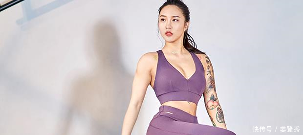 又高又瘦的打底裤美女，尽显成熟女人味，让人心生爱慕