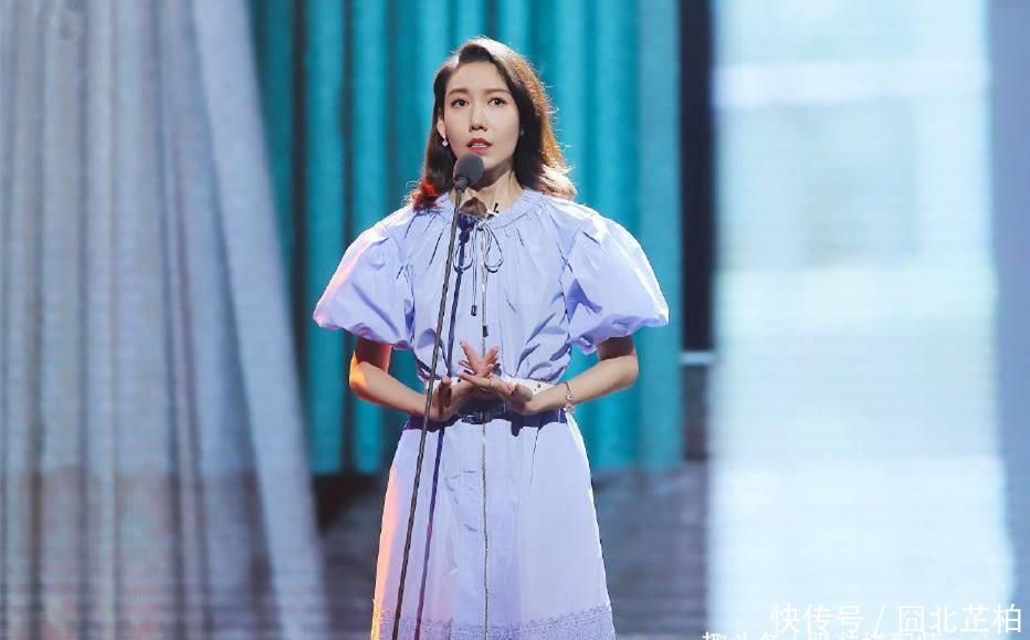  蓝色■高露奔四年纪状态好，穿蓝色连衣裙清纯可人，纤细身材不像两娃妈