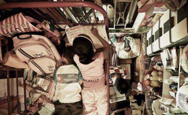 每天睡在半个“停车位”里，香港穷人们的生活，看完无比心酸！