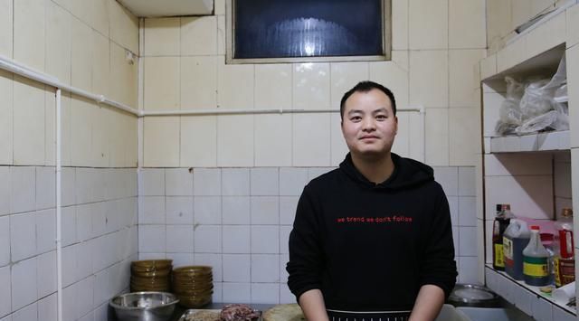  「西安」名牌大学毕业放弃“铁饭碗”和妻子两地分居，开小吃店从早忙到晚