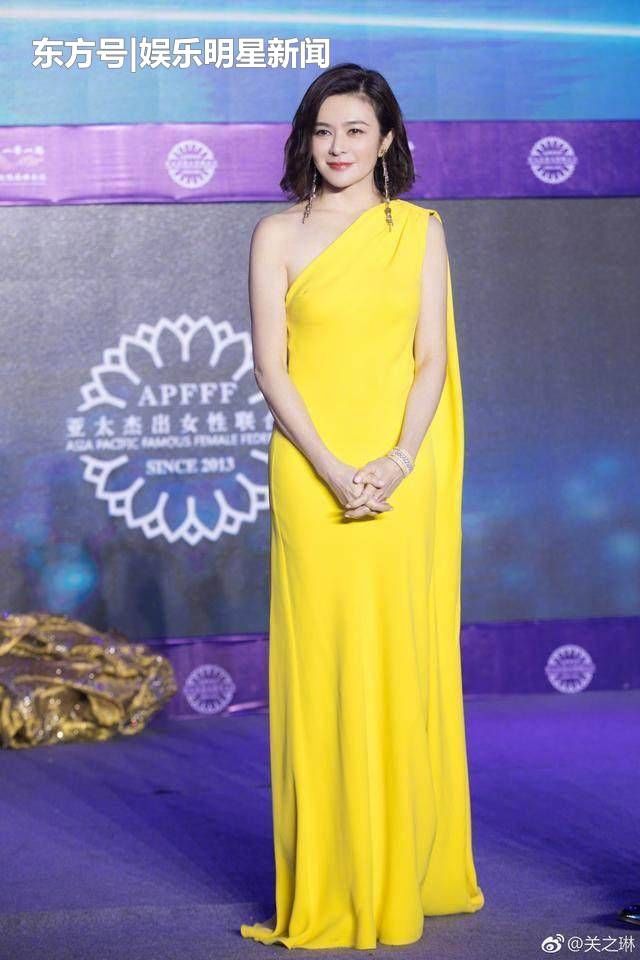56岁关之琳真会穿!超短发吊带裙真显嫩 网友:不愧是逆龄美人
