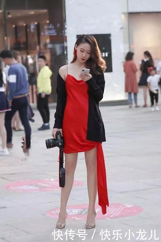  #想要#街拍：美女只要你有一双高跟鞋，就可以随意穿出你想要的风格