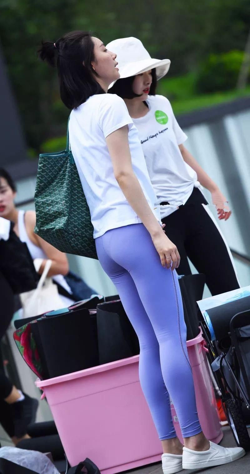 白色短袖体桖搭配淡紫色紧身瑜伽运动裤，温文尔雅娇艳姿色