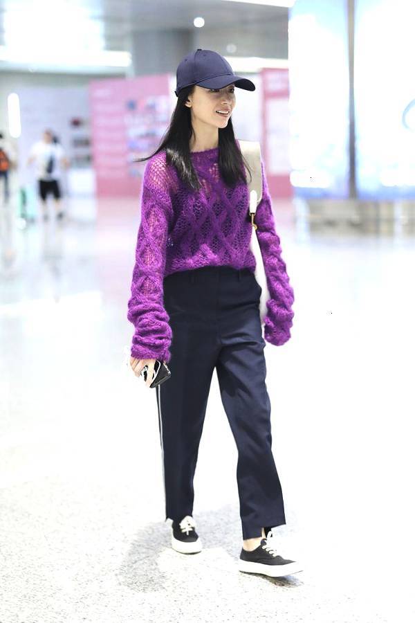 初秋学董洁穿紫色毛衣，气质尽显，网友：但千万别穿她的裤子
