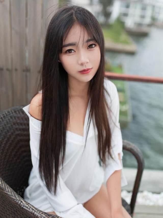 高颜值美女，一袭素雅白裙，诠释曼妙身姿