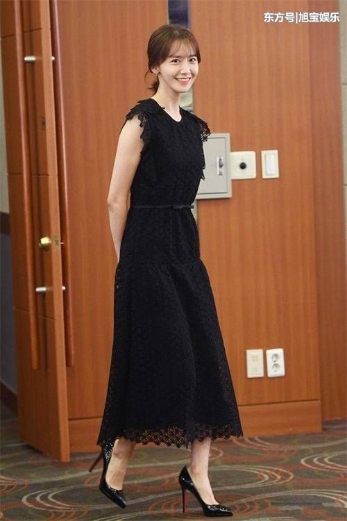 女星穿黑色蕾丝裙美照，热巴瘦了，杨颖性感，她却像小学生!