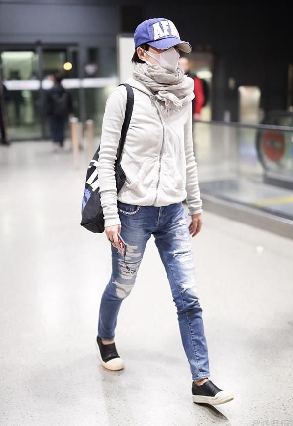 马伊琍又穿破洞裤走机场，这回还在外面套裙子，潮得不行啊！