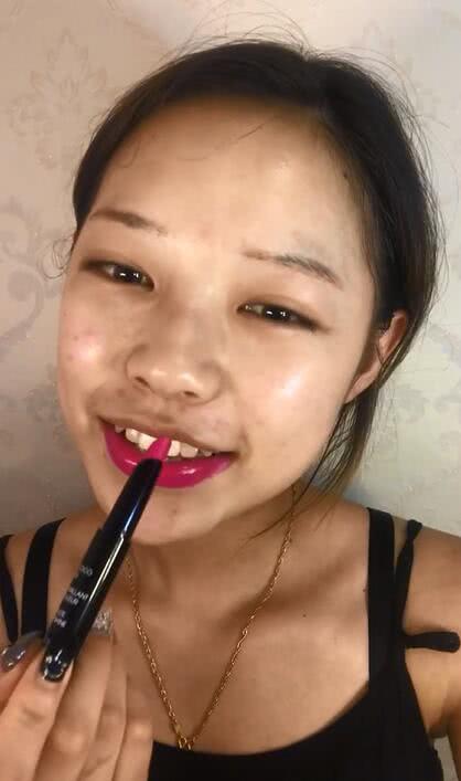 长得像凤姐的女孩真的是难看，化妆之后被奉为女神