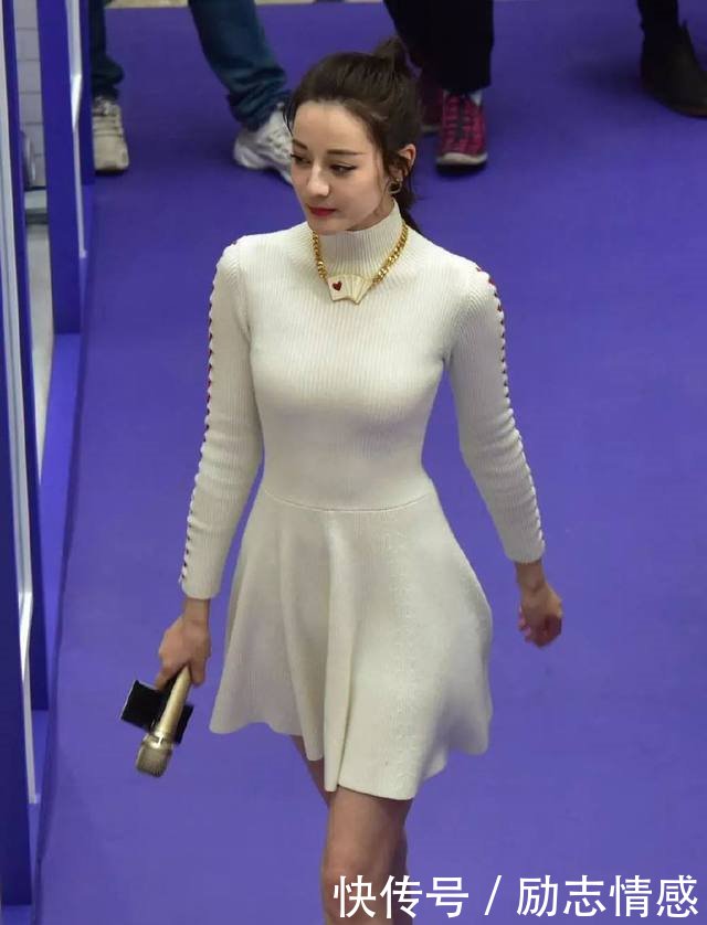 江疏影和迪丽热巴同穿流苏裙，一个妩媚一个风情万种谁更美