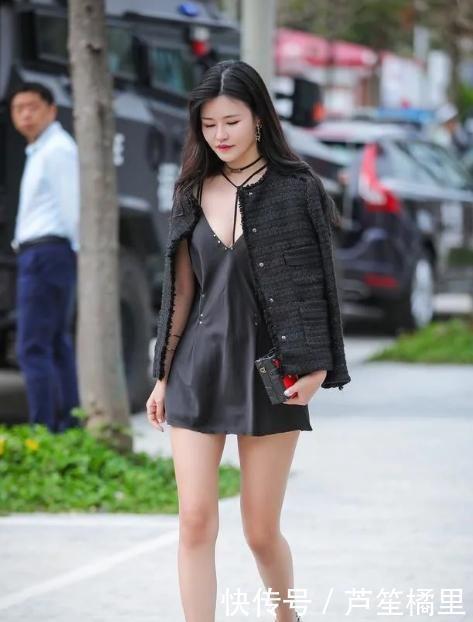 迷人|街拍看到小姐姐弯腰穿袜子的样子好迷人,魅力在不经意间散发