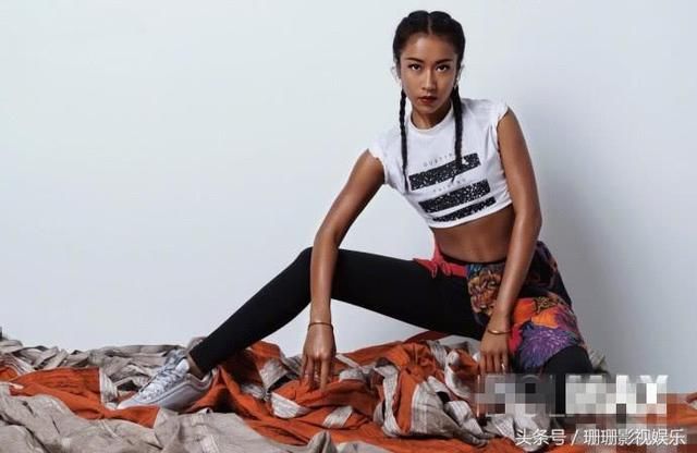 吉克隽逸化身足球宝贝，三套LOOK轮番变换大长腿、性感美臀秀不停