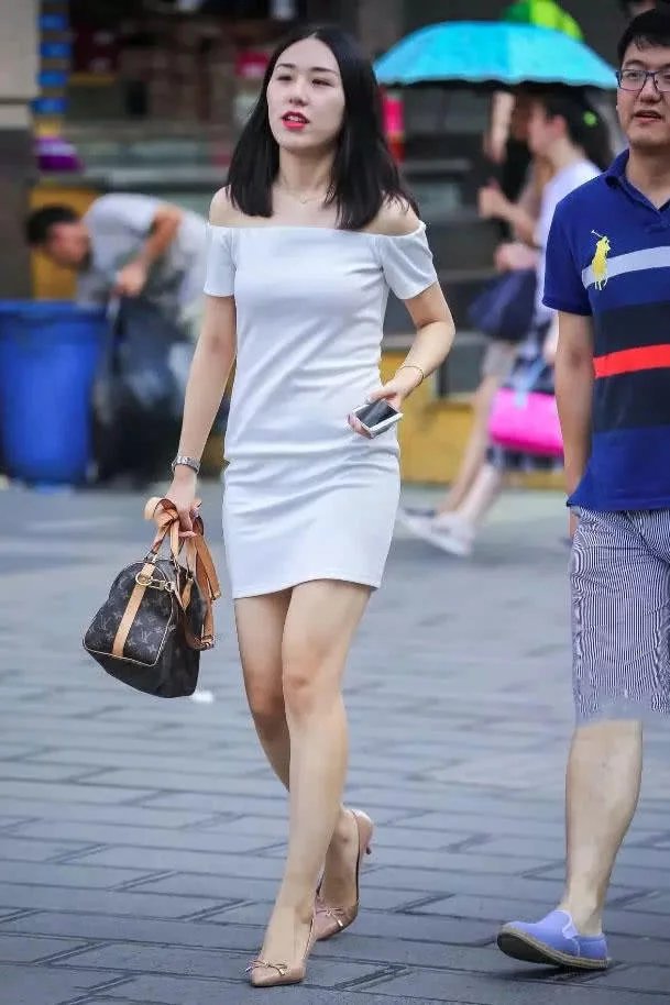 时尚的一字肩小姐姐，白皙的美肩甜美的微笑让人不能忘怀