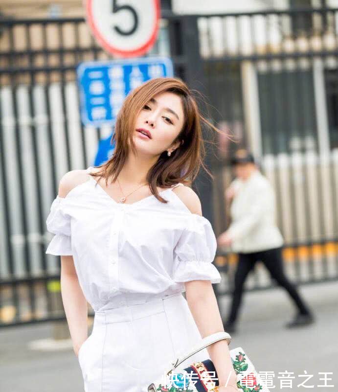 秦岚真是厉害了，裙子竟完全“透明”，网友：还不如不穿