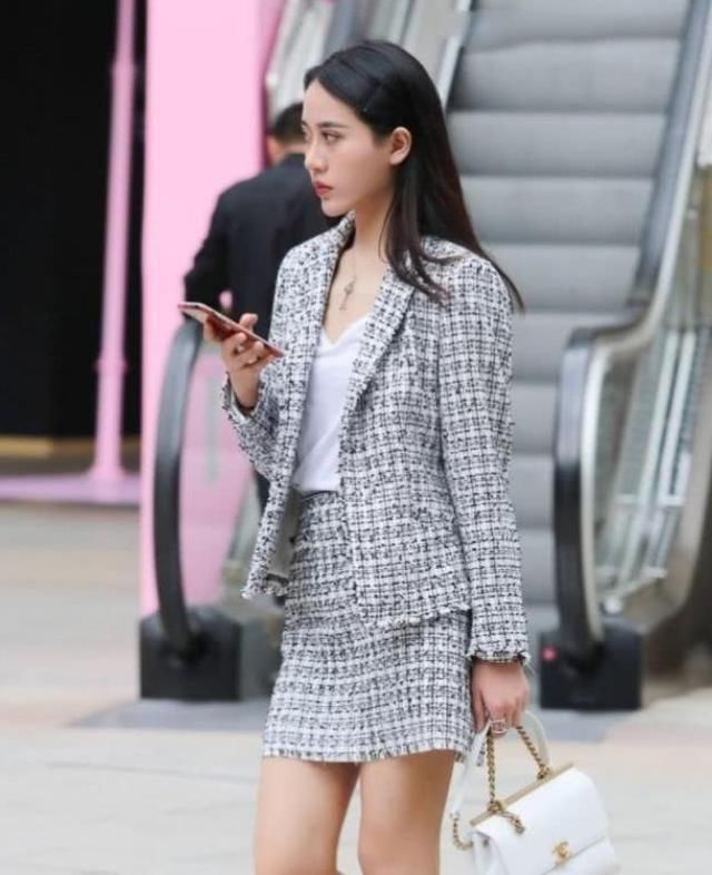 「粉色」街拍:粉色复古印花裙的时尚辣妈,少女心炸裂了啊