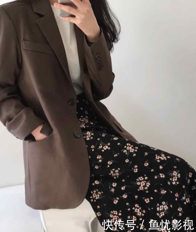  #四件#原来一件外套可以配四件裙子？这一衣多穿一定要学会