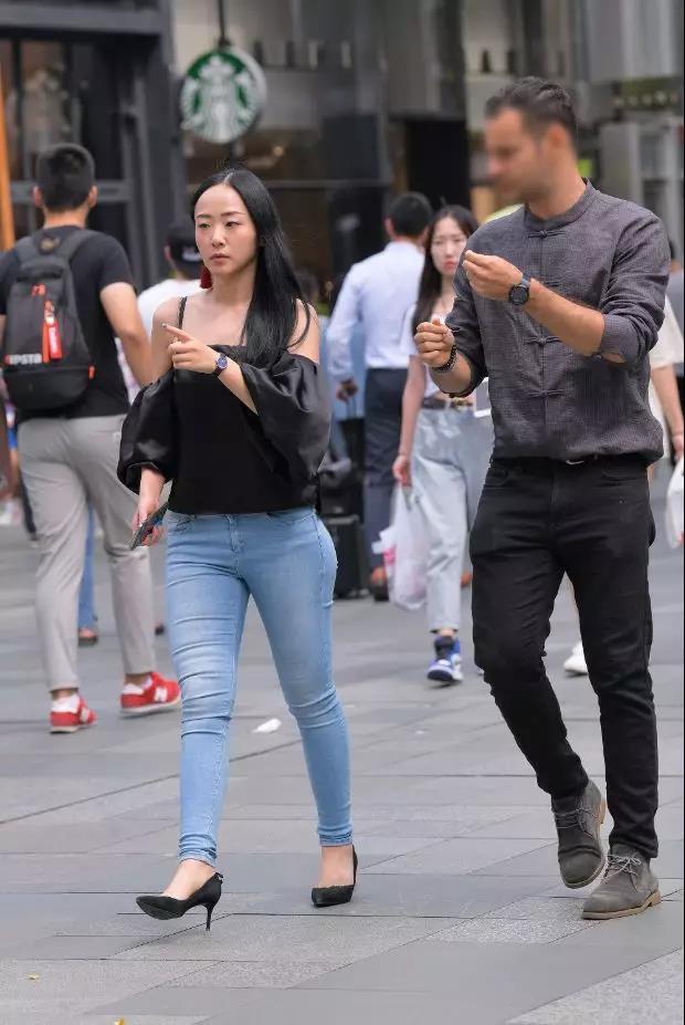 穿紧身牛仔长裤的性感风韵美女，自信才是发自内心的美！