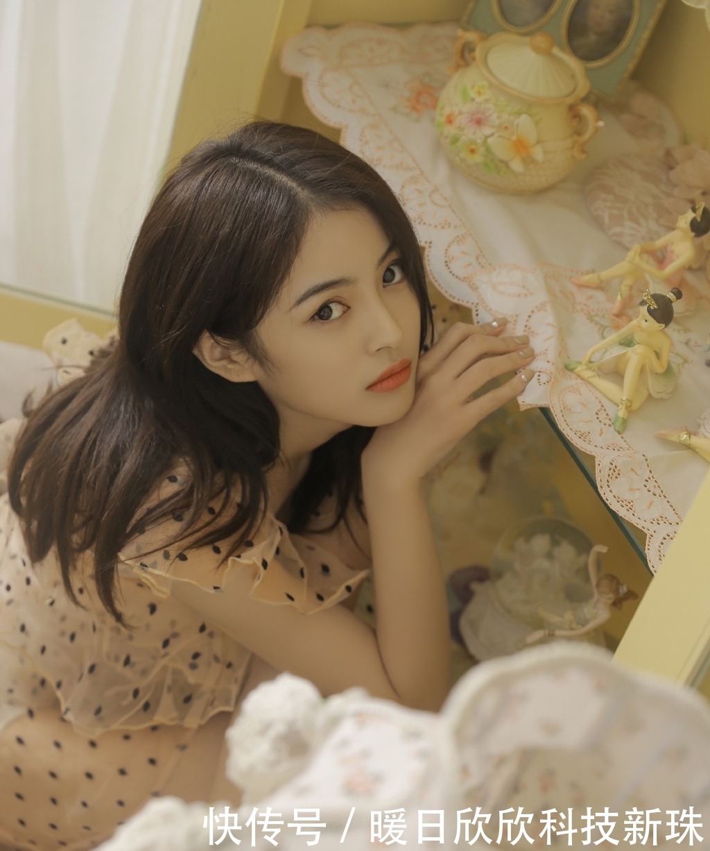  「写真」美女写真：透明纱裙美女白嫩美腿性感写真图片。