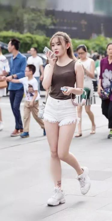 # 再搭配一#图7小姐姐, 你脚上的纹身我想仔细看一下, 你跟我回家吧，街拍