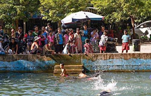 揭秘缅甸夜生活：是土豪们的乐园，却是姑娘们苦难的噩梦