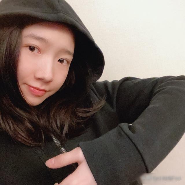  ＂promot_title＂:＂{\＂i8\＂: \＂我，2岁，话都不会说，初吻就被一只狗「夺走」了……\＂火箭少女101集晒拥抱，美丽又温柔的小姐姐在家里也这么时尚，春天这么穿太美了