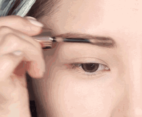 女人千万别再去纹眉,很难看,化妆师教你一招,几步画出好看眉毛