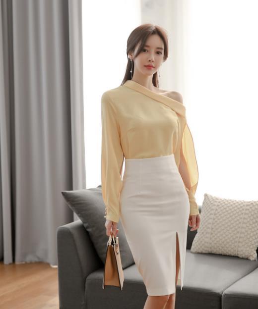  【美女】街拍：气质高雅的美女，一件米黄色上衣配白色开叉裙，完美好身材