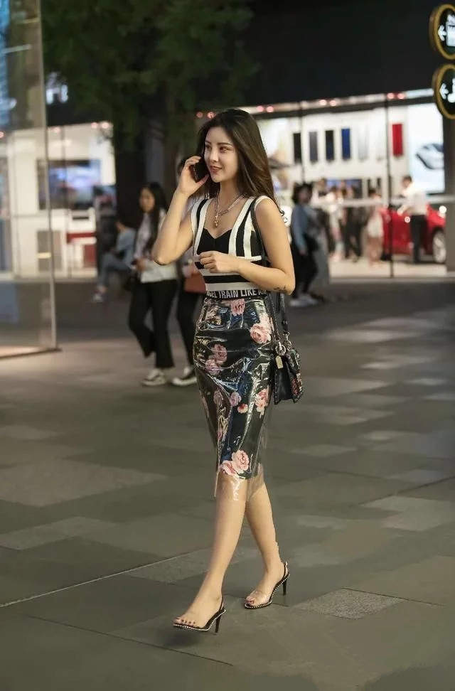 街拍:穿着时尚紧身的小姐姐,气质优雅大方时尚性感!