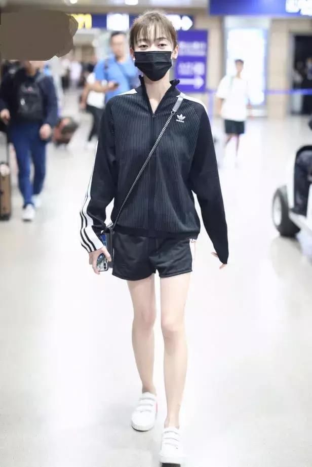 以前被郑爽的腿惊艳到了，吴谨言告诉你什么是真正的“漫画腿”