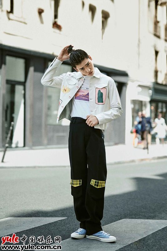 王子异街拍造型曝光 巴黎街头诠释欧式复古