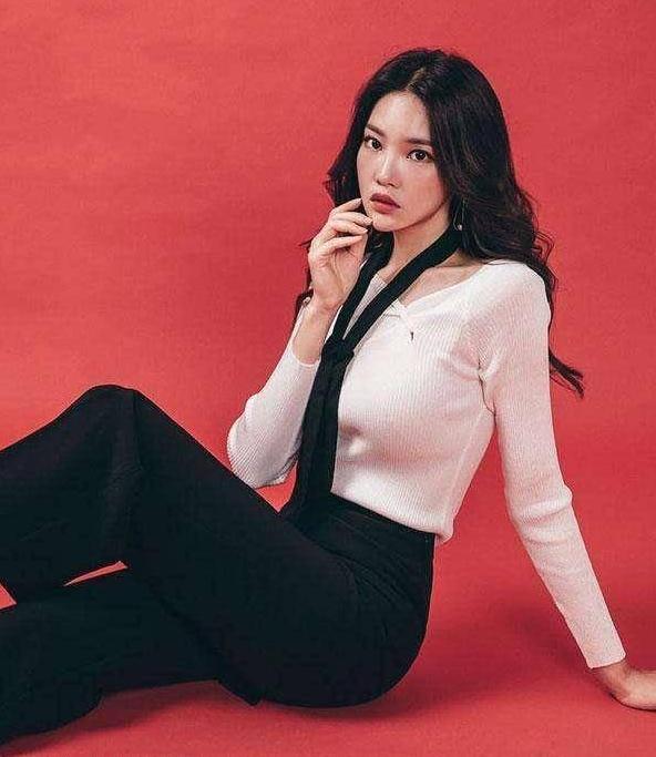 清晰明朗的紧身裤将腿部穿得很纤细，显出女人精致的一面