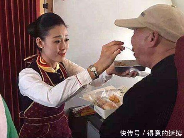  [空姐]为什么在飞机上，空姐会一直过来送吃的其中的猫腻你可能