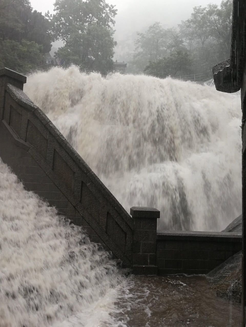 天降暴雨泰山景区台阶变“瀑布” 不少游客逆流而上