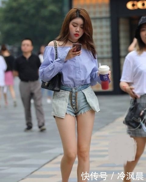 解锁■出街回头率百分百,街拍美女:小姐姐解锁牛仔热裤新穿法