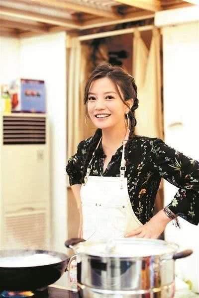 瘦身成功的赵薇引领40岁女人的潮流,衣品大爆发,装嫩十几岁!