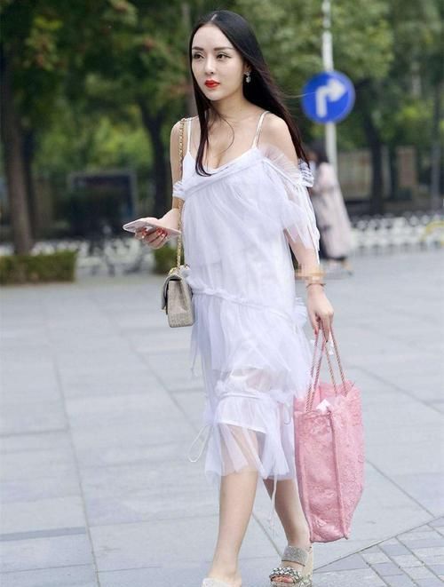  『青春活力』女神潮范儿美搭！时尚街拍：小姐姐一袭白色薄纱长裙，章显青春活力！