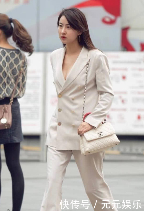 街拍：太古里小姐姐白色西装洋气又时髦，不贴身也是一种别致美