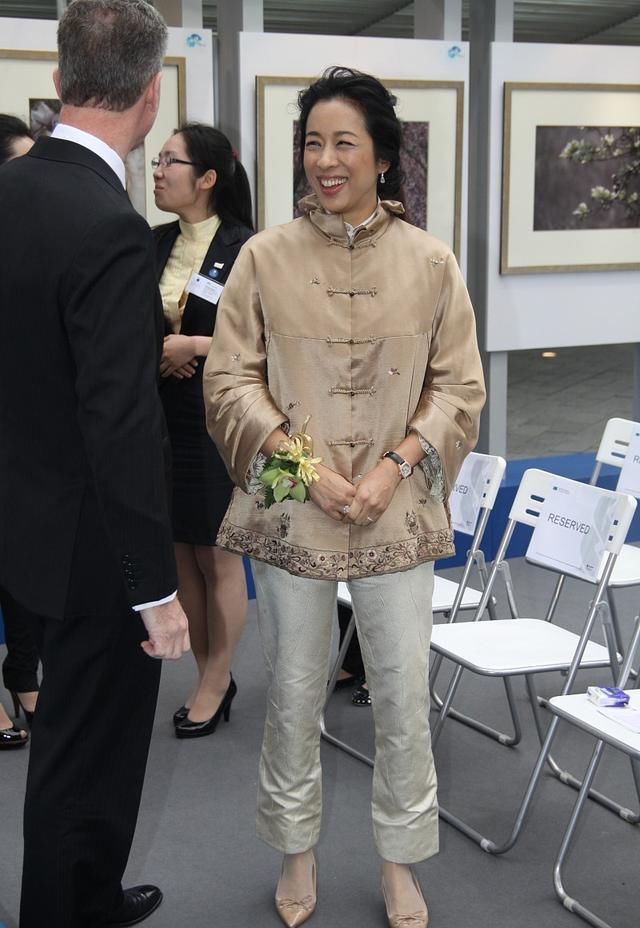  [天生]郭晶晶婆婆真是天生“贵妇脸”，穿卡其色唐装亮相，挡不住贵气感