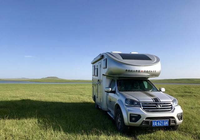 自驾房车在内蒙草原和暴风雨赛跑，被巨大的乌云盖顶是什么感受？