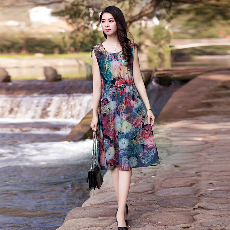 天呐，55岁妈妈真敢穿!棉绸薄裙+高跟鞋，三亚旅游，美胜风景