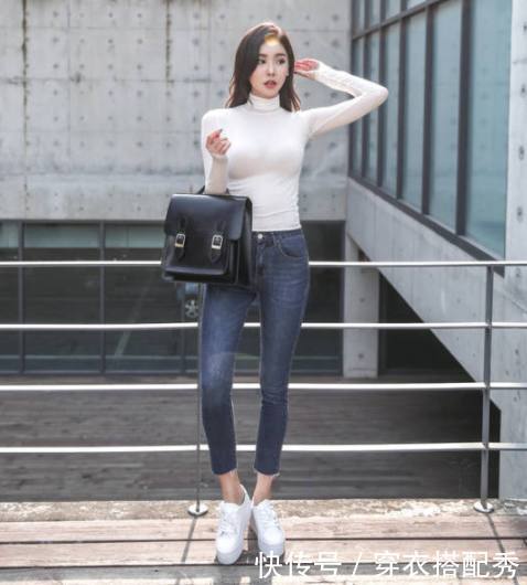 身姿曼妙的牛仔裤美女，秀出笔直双腿，看着让人心动！