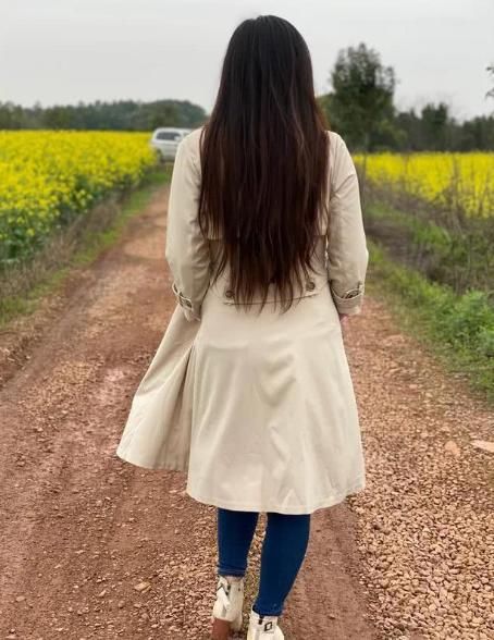  『时髦』美女一身时髦的打扮，来野外拍照就是为了秀身材吗？