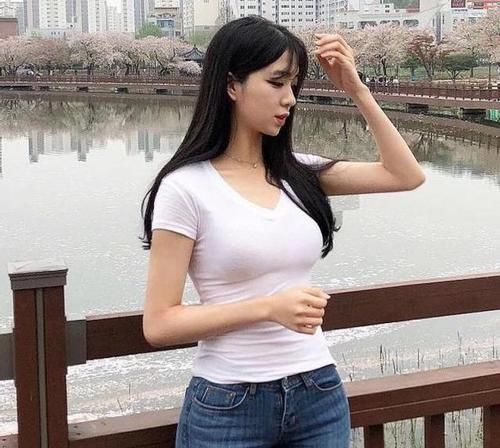  『美女』时尚养眼的牛仔裤美女，穿衣搭配很时髦，秀出魅力小蛮腰！