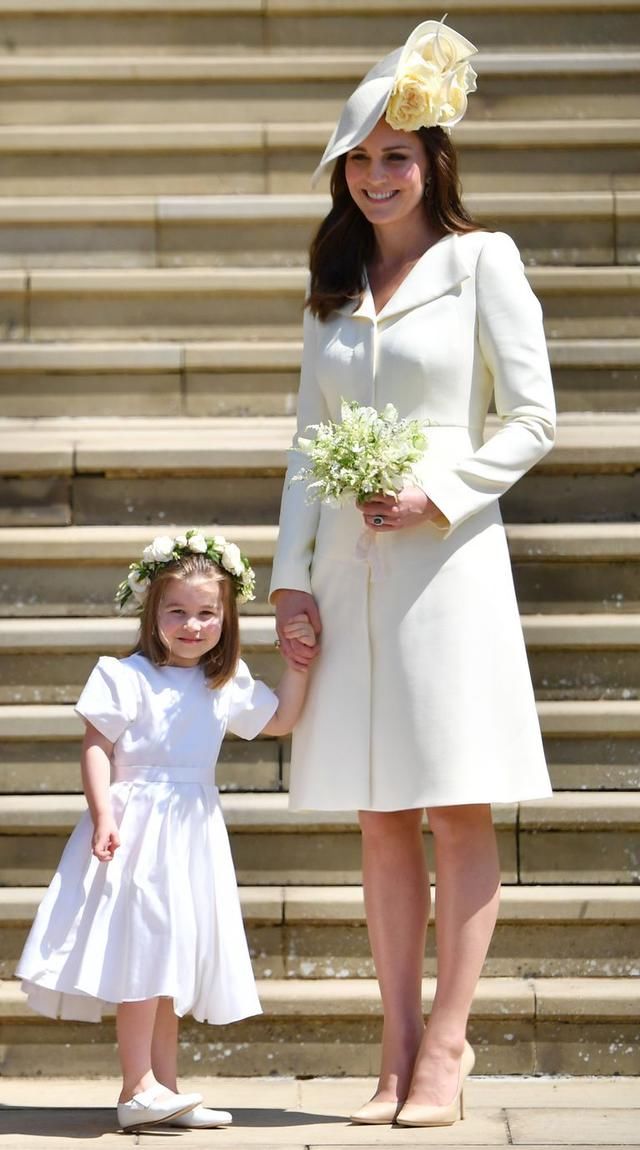 梅根王妃新婚一个月黑乌鸦着装力压彩虹女王，夏洛特公主鬼脸解围