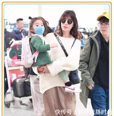 贾静雯本想扮少女，却被脚上渔网袜出卖，网友终于相信你44岁了